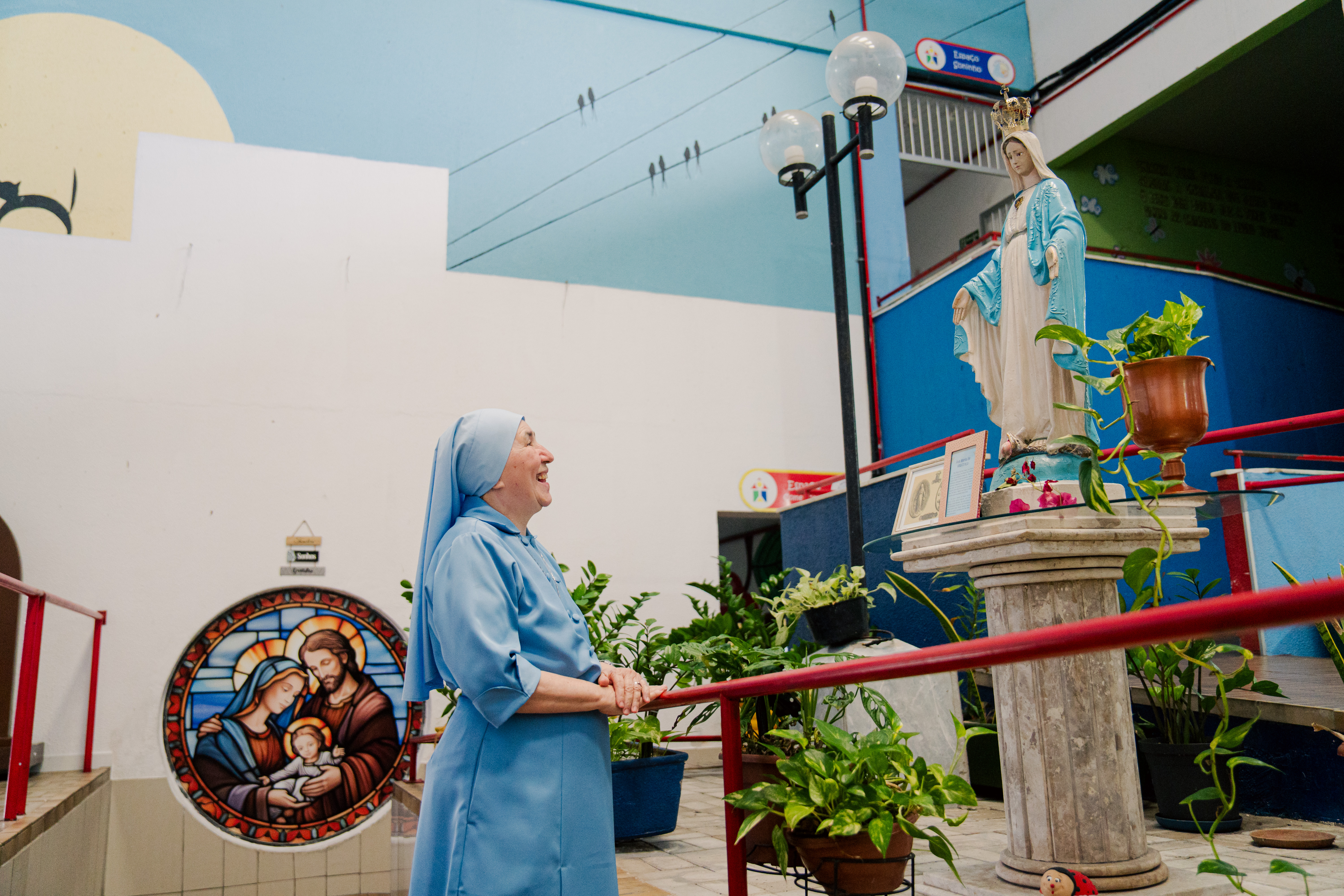 Irmã Conceição na frente de um altar